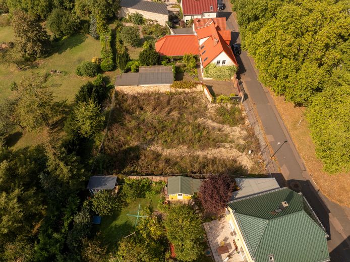 Baugründstück mit Blick auf den Mühlgraben / Saale inkl. Baugenehmigung für Mehrfamilienhaus – Luftbild
