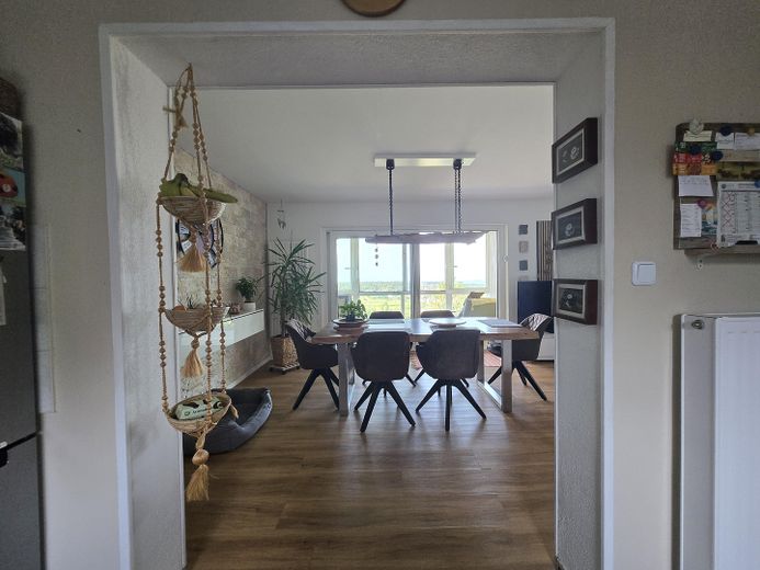 Einfamilienhaus in traumhafter Lage mit Panoramablick auf Bodensee und Schweizer Berglandschaft – Blick aus Küche Richtung WG