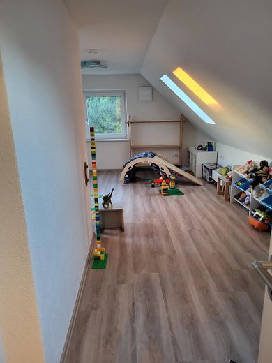 Casa unifamiliar completamente renovada con amplio jardín en una ubicación tranquila y bien comunicada – Kinderzimmer OG