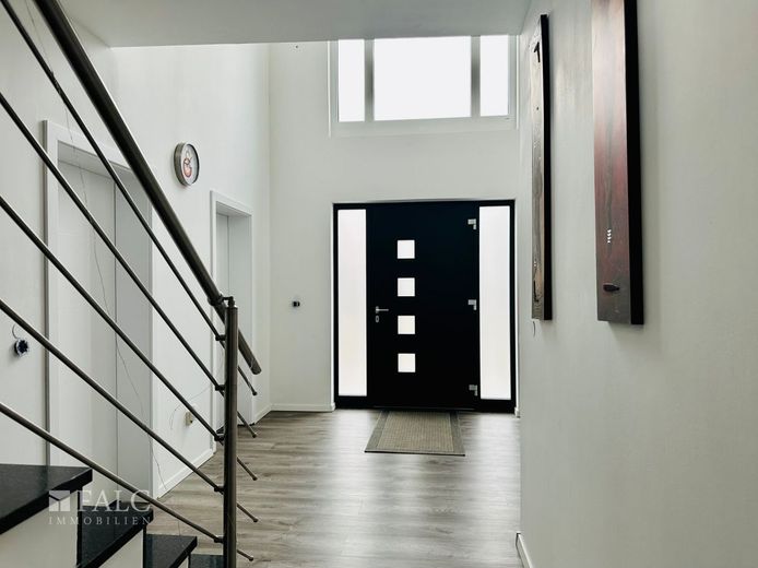 "Der offene Eingangsbereich mit Luftraum setzt ein starkes architektonisches Statement."