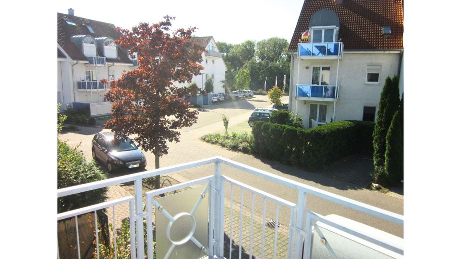 Balkon, ruhige Anwohnerstrasse