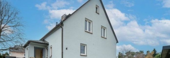 Dom jednorodzinny z basenem, ogrodzeniem z instalacją fotowoltaiczną i wallboxami w Niederwürschnitz