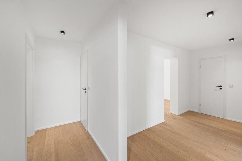 Exklusiv modernisierte 4-Zimmer-Wohnung mit Balkon in ruhiger Wohnlage – Erstbezug – Flur