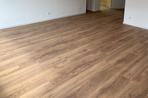 Gruntownie odnowione mieszkanie 3-pokojowe w Neu-Isenburg z balkonem