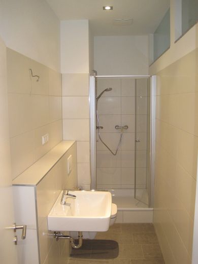 Hochwertig sanierte 3-Zimmer-Altbauwohnung (ca. 75 m²) in zentraler Lage der Weststadt! – Duschbad