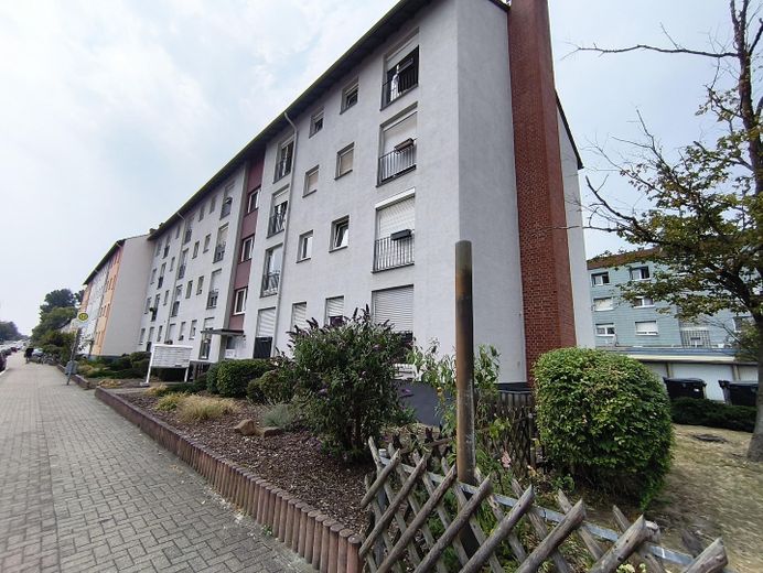 Luminoso appartamento di 2 locali a Speyer – Parzialmente arredato, cucina componibile e cantina – Außenansicht vorne
