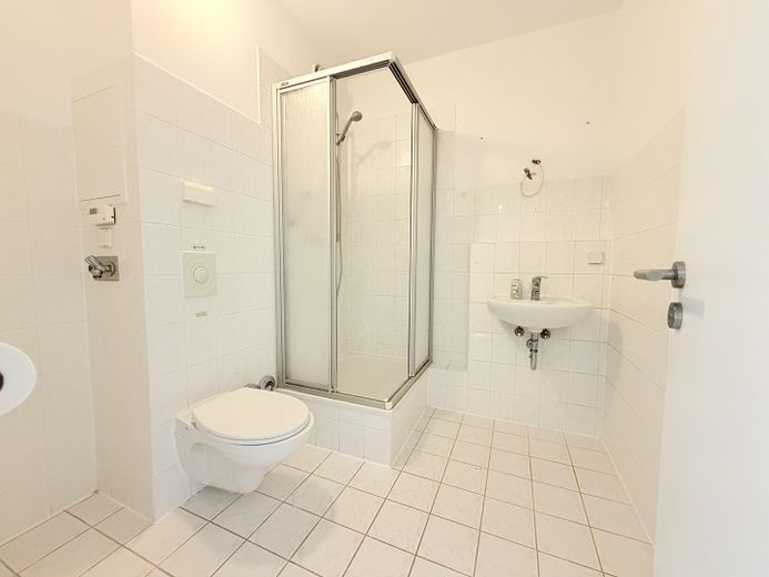 Appartamento di 2 locali al piano rialzato in Lichtenberg urbano – Badezimmer