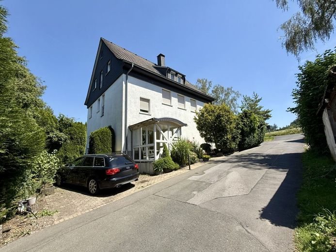 Menden-Brockhausen: Attraktives Dreifamilienhaus in idyllischer Wohnlage mit sehr guter Rendite! – Ansicht Wohnhaus