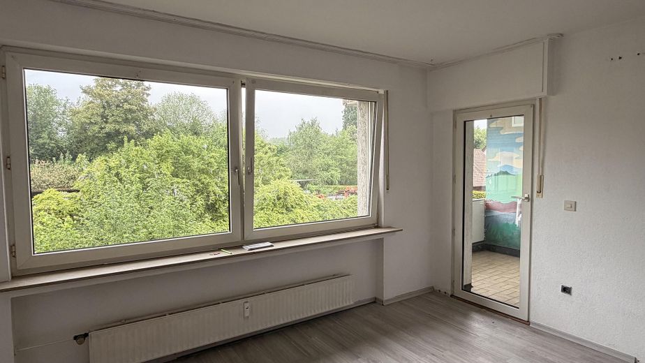 3 Zimmerwohnung mit KDB in Bochum-Nord/ Wohnberechtigungsschein erforderlich – Wohnzimmer Tür zum Balkon