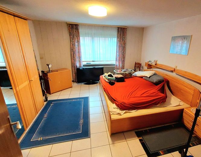 Großzügiges Einfamilienhaus mit ca. 225 m² Wohnfläche, Garten &amp; sehr günstigem Erbbauzins – Schlafzimmer 1