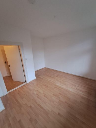 Lüneburg 2,5 Zimmer Wohnung kaufen in nur zu fuß bis 5 Min zum Marktplatz. – Wohnzimmer ohne Möbel
