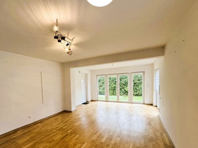 Das Zuhause für Ihre Familie
Modernisiertes Einfamilienhaus mit Nebengebäude in beliebter Wohnlage – Foto 1