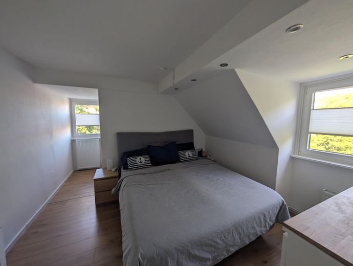 Exklusive Eigentumswohnung mit Kamin, Smart Home und neuer Einbauküche – Schlafzimmer zum Park hin
