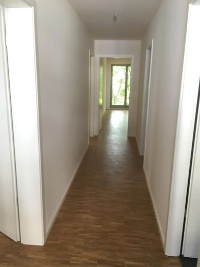 Wonen met stijl en ondergrondse parkeergarage: 3-kamerwoning met balkon in de Dresdner Neustadt – Flur