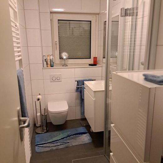 Einziehen, wohlfühlen, leben - möbliertes Apartment – Bad mit bodengleicher Dusche