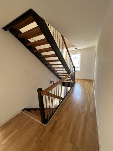 203 m² | Garten | 2 Garagen | Einbauküche | Wärmepumpe | Frensdorf – OG Treppenhaus