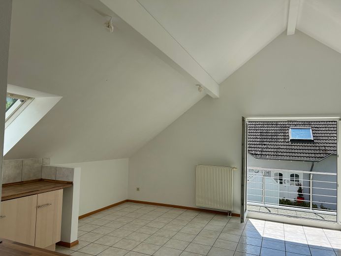 Schöne 2-Zi-Wohnung m.Balkon,Grün-& Blicklage,Kfz-Stellplatz,Keller.Am Schäfersberg-Niedernhausen – Wohnzimmer linkerhand