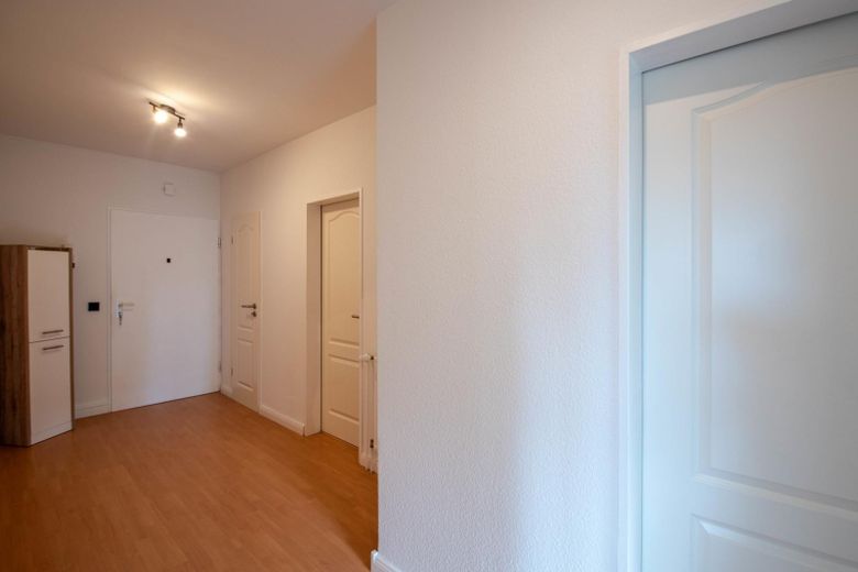 Mieszkanie 2-pokojowe z tarasem na dachu, centralnie w Adendorfie, odnowione – Flur