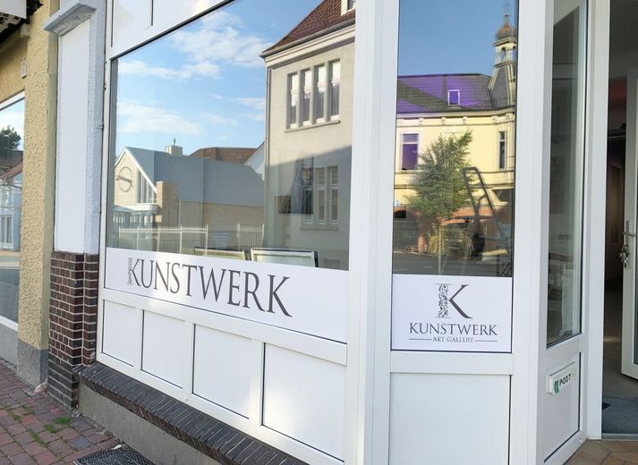 Viel Platz für Ihre Geschäftsidee direkt am Neumarktplatz in Varel: 350qm Ladenfläche zu vermieten – Front Aussen