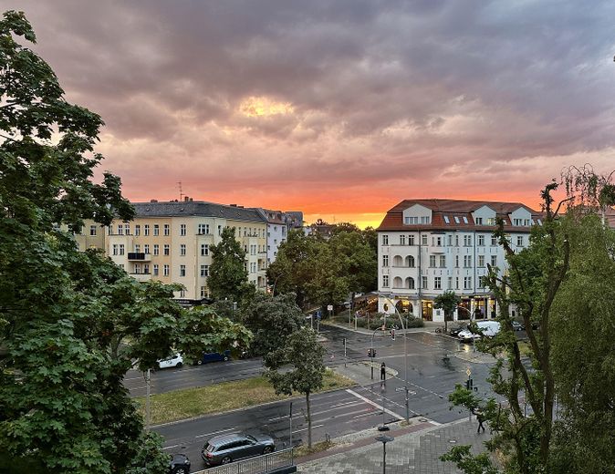 Luminoso appartamento arredato in edificio d’epoca con balcone a Berlino-Friedenau – Blick aus Wohnzimmer