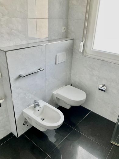 Gemütliche Dachgeschosswohnung in Ko-Metternich, provisionsfrei, mit Balkon und Garage – Badezimmer