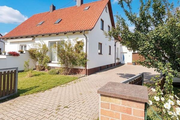 Dla osób kalkulujących, starsza połowa bliźniaka z mieszkaniem wydzielonym i działką o powierzchni 802 m²!! (z możliwością dalszej zabudowy), w Bobingen-Siedlung