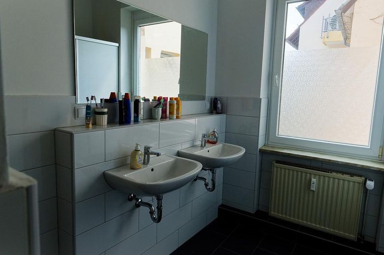 Package offer: Two student residences in Karlsruhe – Blick in eines der Bäder