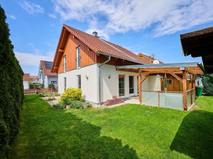 Familienglück in Holzbauweise: Freistehendes Einfamilienhaus mit Garten – फोटो 1