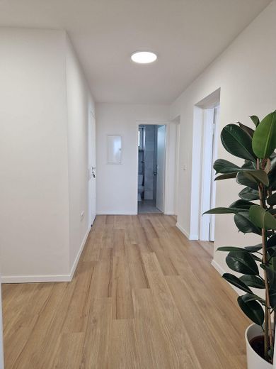 PROVISIONSFREI | Frisch renovierte 2-Zimmer-Wohnung | FREI – Flur