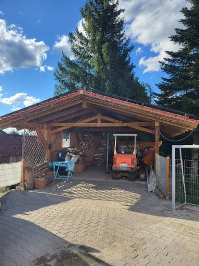 Casa unifamiliar completamente renovada con amplio jardín en una ubicación tranquila y bien comunicada – Carport