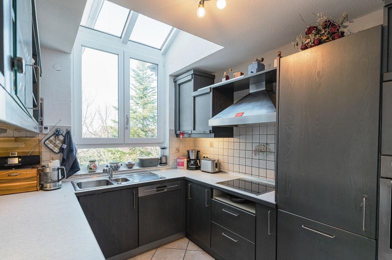 Panoramablick & Platzwunder: ca. 285m² Architektenhaus (Energie B), Einliegerwohnung & Praxis-Loft – Küche EG2 mit Oberlicht