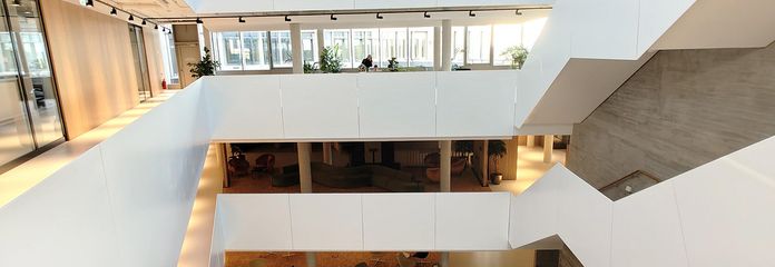 Moderne kantoorruimtes van diverse omvang op een representatief adres en een representatieve locatie – Atrium und Freitreppe