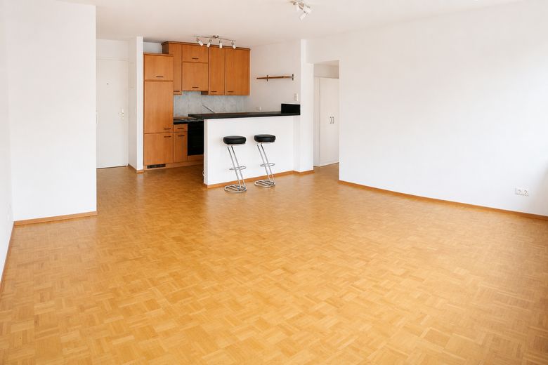 Provisionfrei: Bezugsfreie, helle 2-Zimmer-Wohnung mit Aufzug in begehrter Lage Stuttgart-West – Wohnzimmer mit offener Küche
