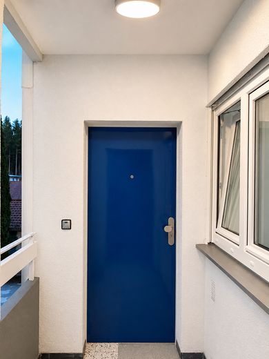 Appartamento con 1 camera, loggia e garage – senza provvigione – Wohnungseingangstüre_außen