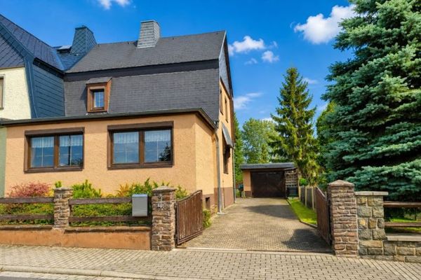 Bellissima casa bifamiliare ben tenuta in vendita a Wermsdorf