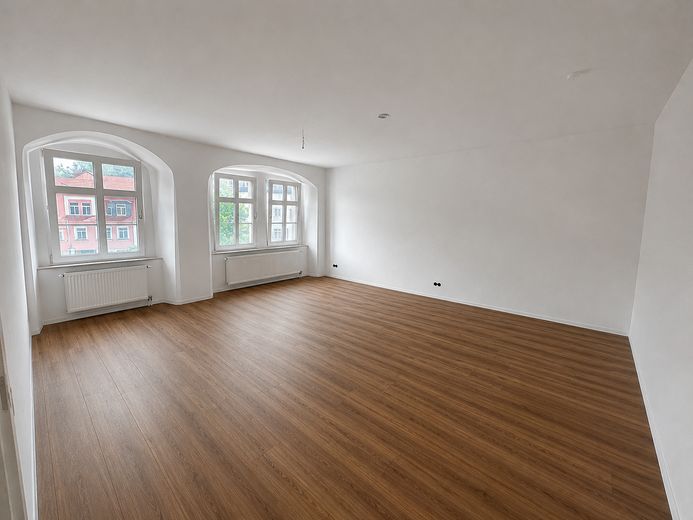 Erstbezug nach Sanierung: 4-Zimmer-Altbau, 93 m², 1. OG – direkt am Markt Weida – Wohnzimmer