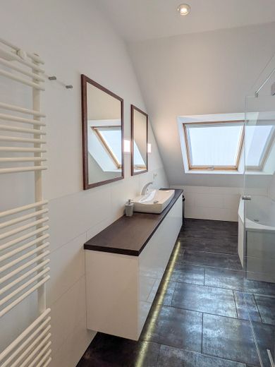 105m² klimatisierte Dachgeschosswohnung in Berlin-Friedenau – Bad
