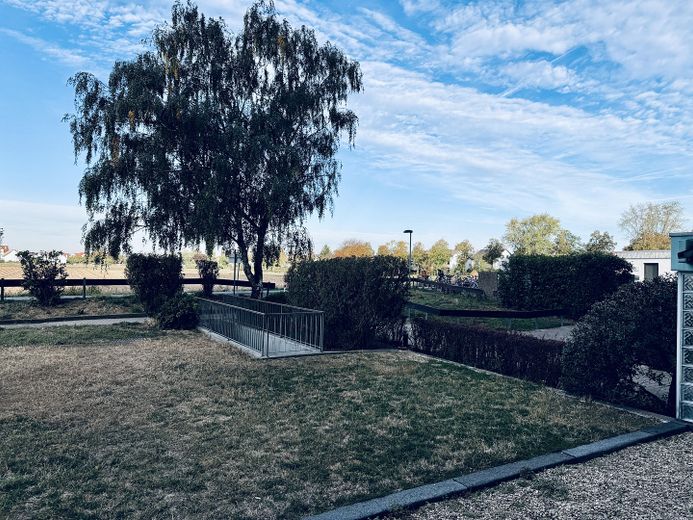 2,5 ZKBB, begane grond, gerenoveerd, nieuwe inbouwkeuken en badkamer – Ausblick Balkon
