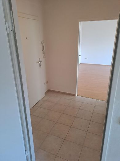 Zentrumsnahe, teilsanierte, renovierte 2-Zimmer-Wohnung mit Balkon, Duplexgarage in Berg am Laim – Vorzimmer
