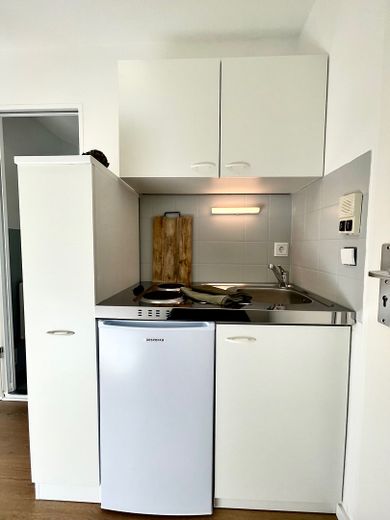 Möbliertes und renoviertes Apartment in Henkestraße 5 Erlangen bei Arcaden und Campus. Ab sofort. – EBK mit Herd und Kühlschrank