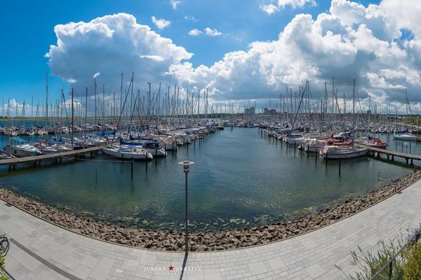 Appartamento di lusso in stile marittimo con vista panoramica sul porto turistico su 2 livelli