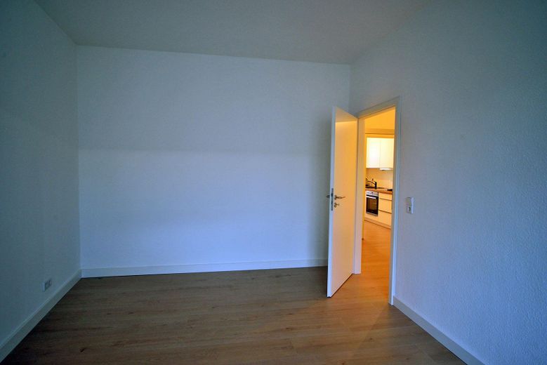 Helle Wohnung in Alt-Hohenschönhausen, 2 Zimmer, Einbauküche, Loggia – Schlafzimmer
