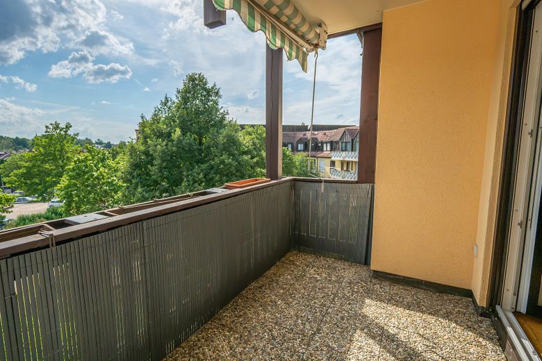 Lichtdurchfluteter Wohnkomfort in Uni-Bestlage – 90 m² mit 3 Balkonen & TG-Stellplatz – Balkon Wohnzimmer