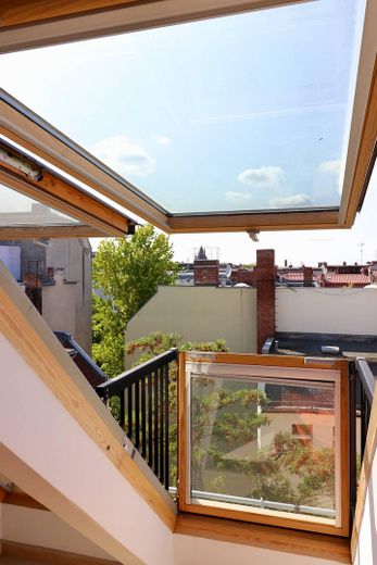 PROVISIONSFREI: Dachgeschoss-Maisonette im Bergmannkiez – Schlafzimmerfenster