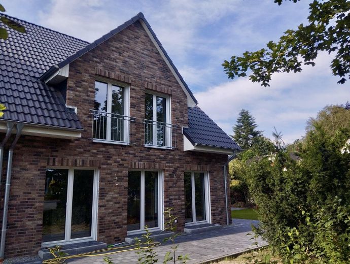 Moderna casa bifamiliare con 5 locali, finiture di pregio e giardino a Bönningstedt – Aussenansicht Terasse