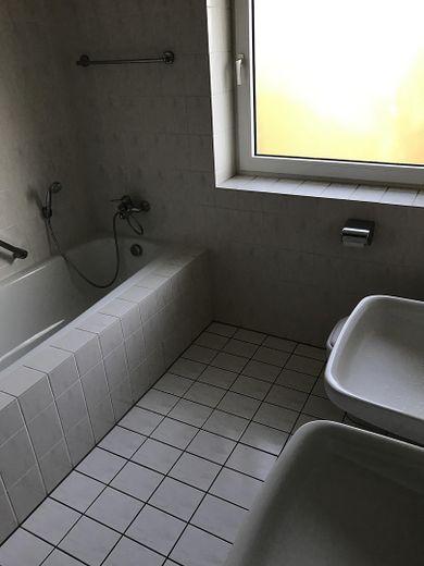 Helle schöne 2-Zimmer-Wohnung mit SW-Balkon und Blick ins Grüne in Kirchrode – Badezimmer