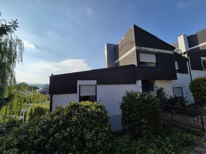 Amplia casa adosada en esquina con vivienda independiente, jardín, chimenea y sauna – Hausansicht