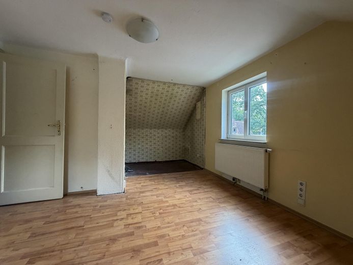 Ländliche Idylle mitten in der Stadt ! Ihr künftiges Zuhause mit herrlichem Garten und 3 Garagen ! – Zimmer 1 DG 