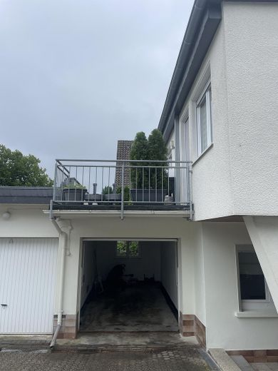 ZENTRUMSNAH! EG Wohnung ETW in saniertem MFH – Garage