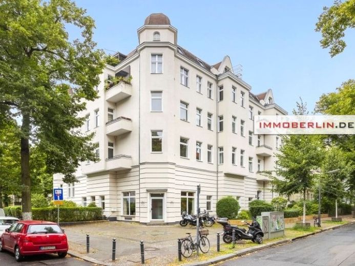 IMMOBERLIN.DE - Prime location in Friedenauer Kiez! Bright period apartment with sunny balcony – Photo 1